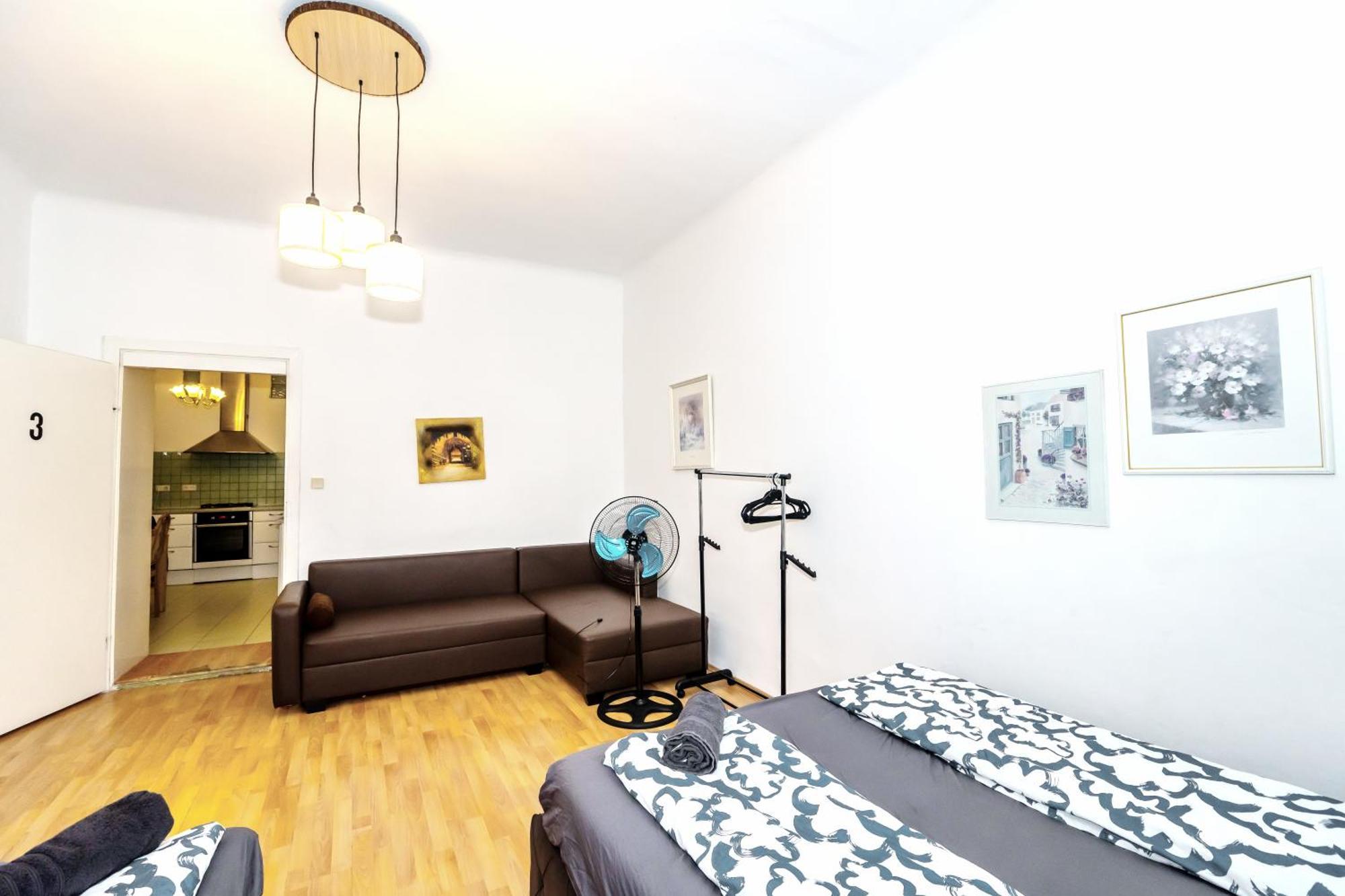 Family - 7 Minutes To Schoenbrunn Palace Homestay